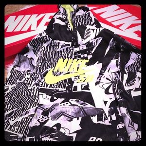 Big Boys Pullover Nike Dri Fit (L)12-13 Used